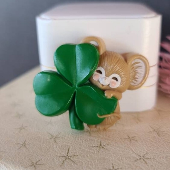 Hallmark Cards Inc. Three Leaf Clover Mouse Brooch - Picture 2 of 10